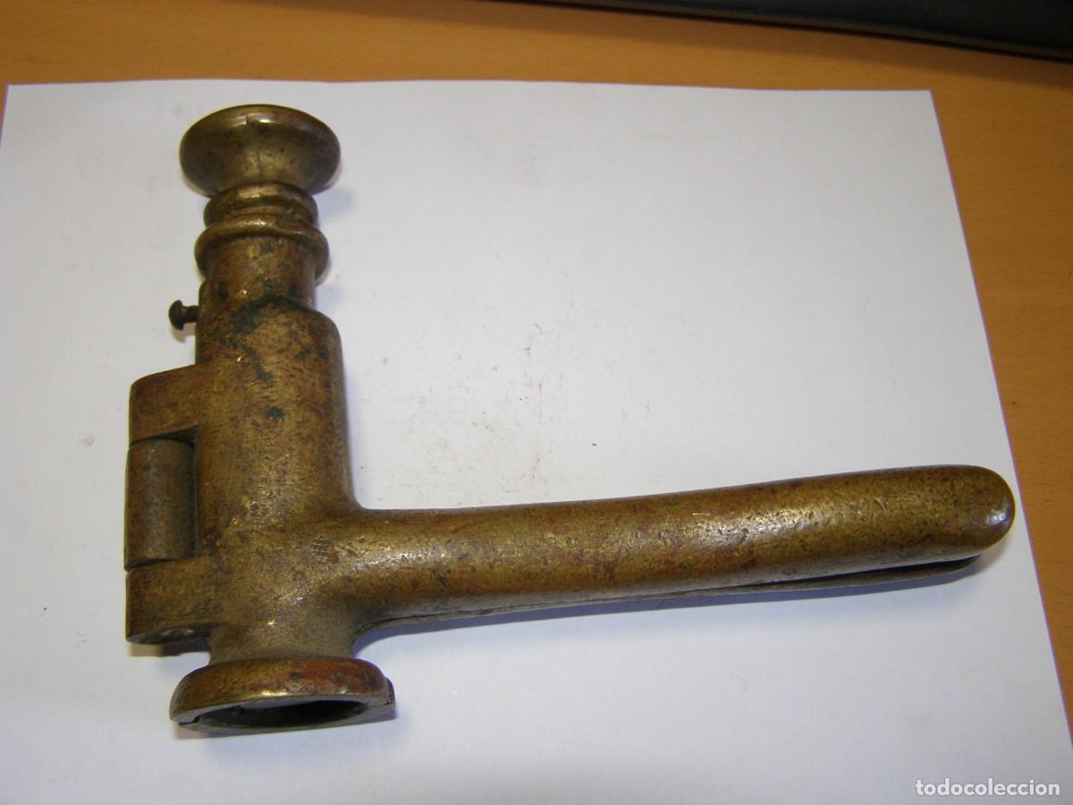 Antig&uuml;edades: Antigua m&aacute;quina de poner corchos en las botellas, de bronce, siglo XIX.