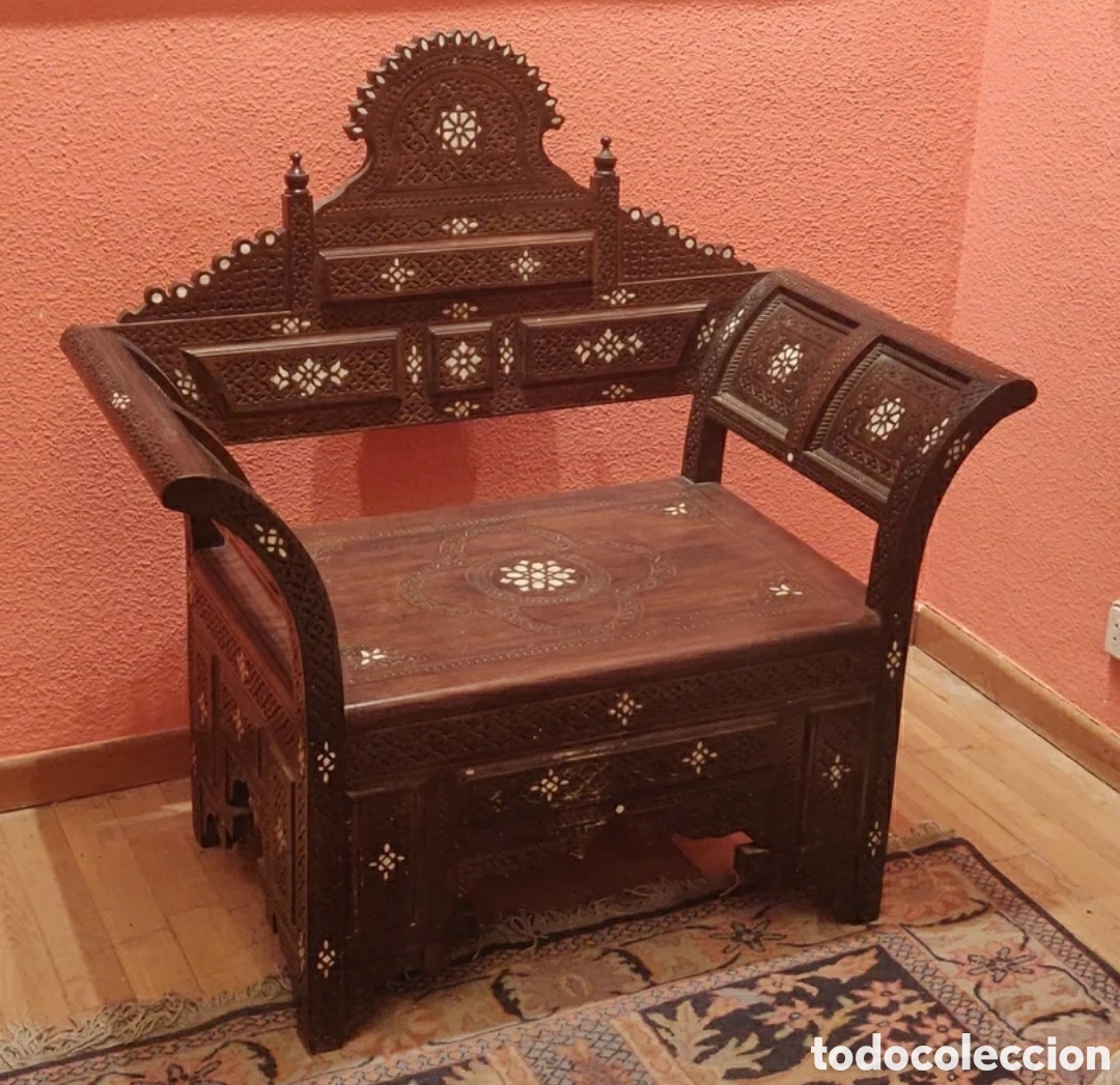 Antig&uuml;edades: Sill&oacute;n de madera tallada con incrustaciones de n&aacute;car. - Foto 1