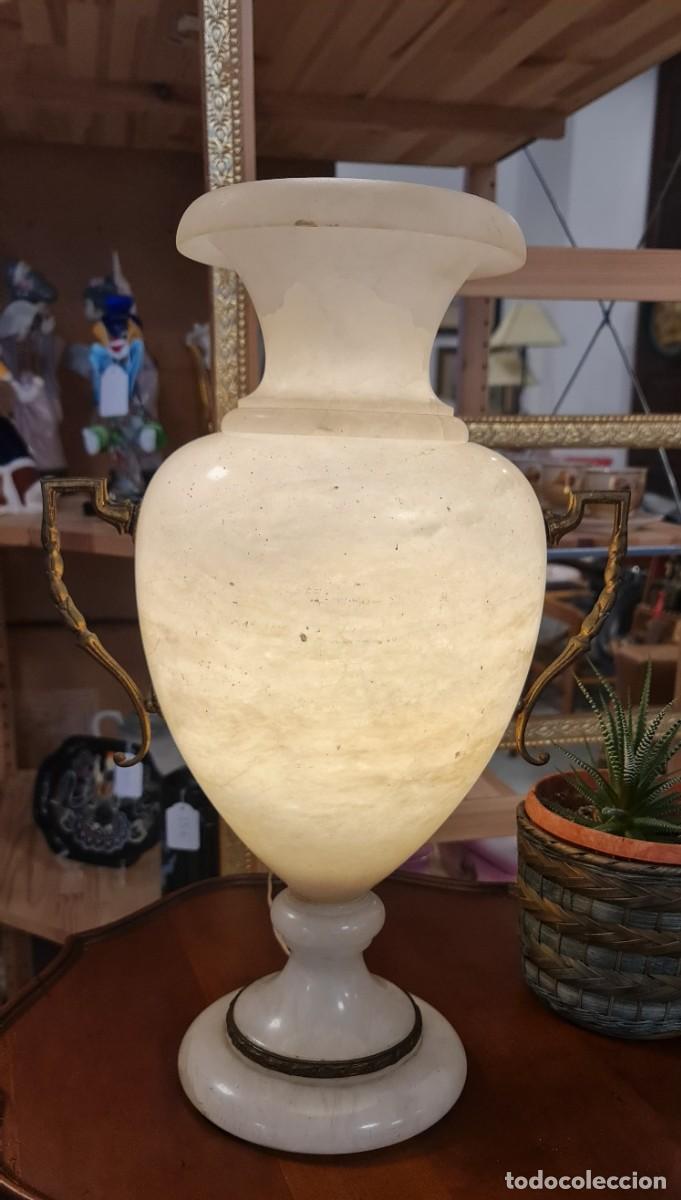 Antig&uuml;edades: L&aacute;mpara de mesa de alabastro y lat&oacute;n - Foto 1