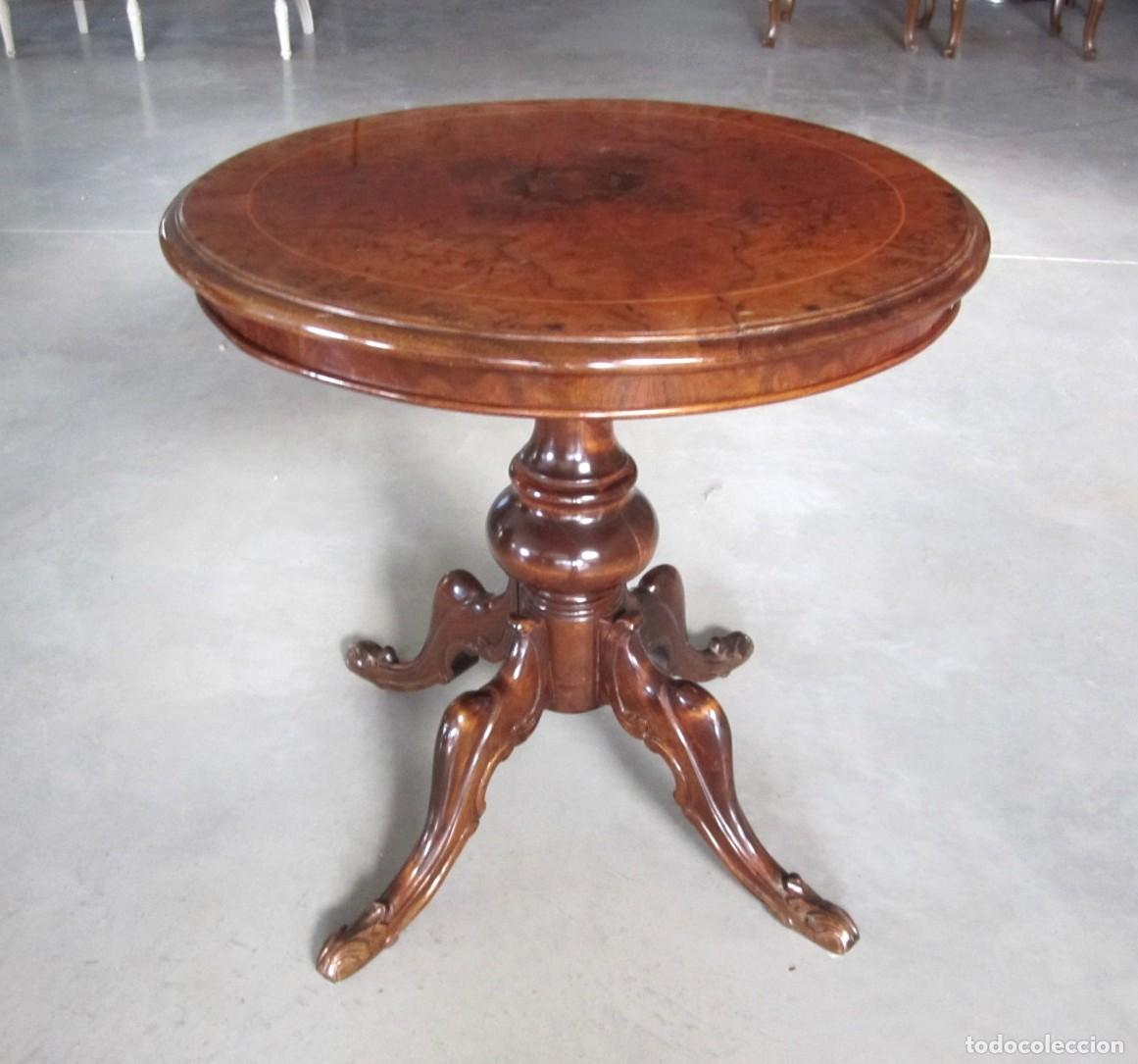 Antig&uuml;edades: Mesa velador en madera de nogal - Foto 1