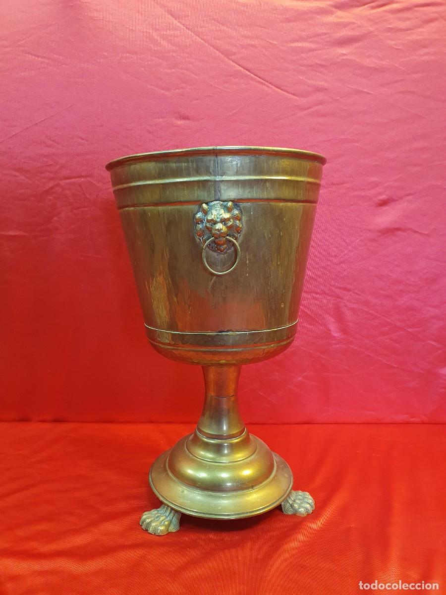 Antig&uuml;edades: GRAN CUBREMACETAS O MACETERO CON FORMA DE COPA LAT&Oacute;N/BRONCE - Foto 1