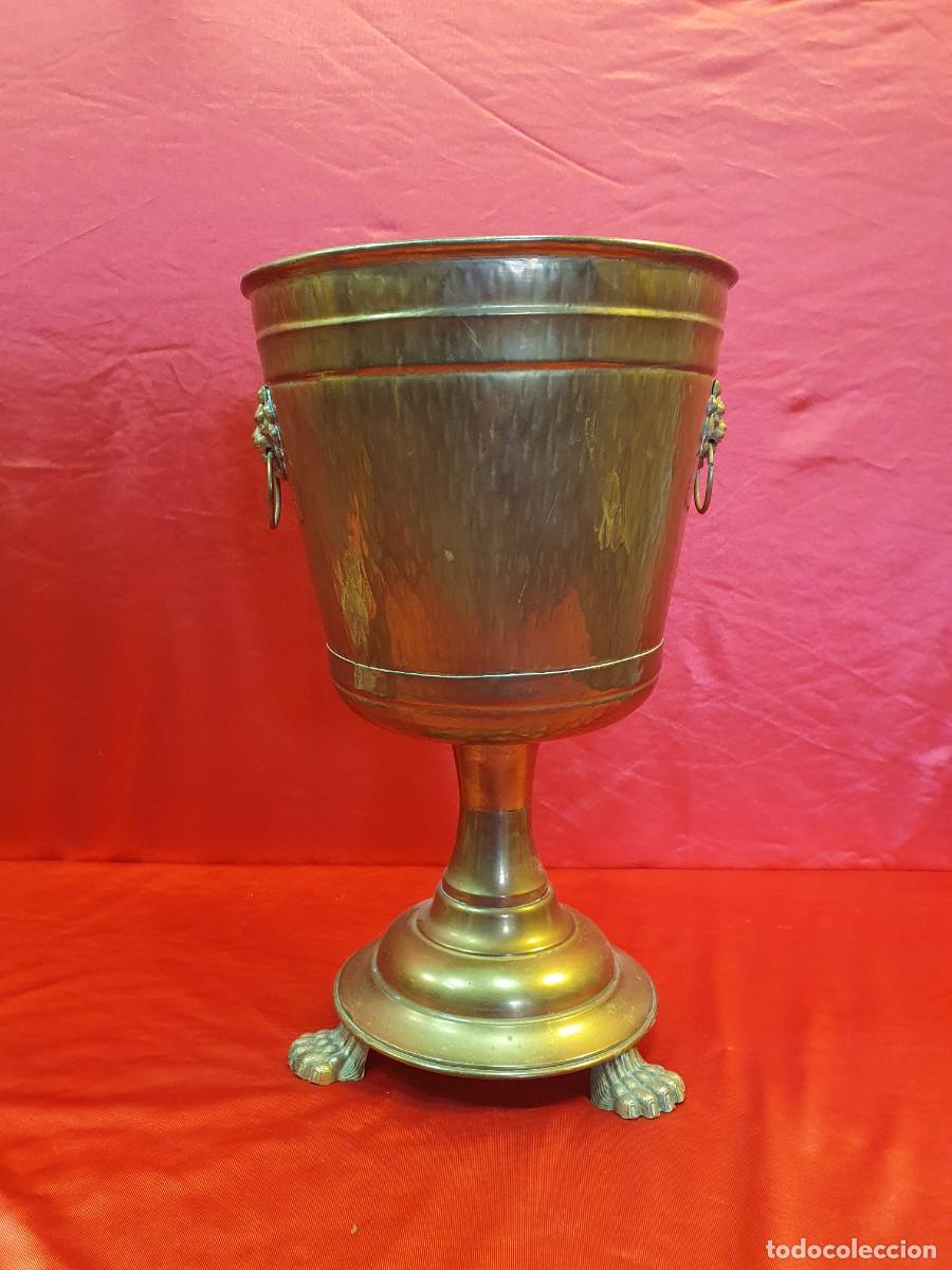 Antig&uuml;edades: GRAN CUBREMACETAS O MACETERO CON FORMA DE COPA LAT&Oacute;N/BRONCE - Foto 2