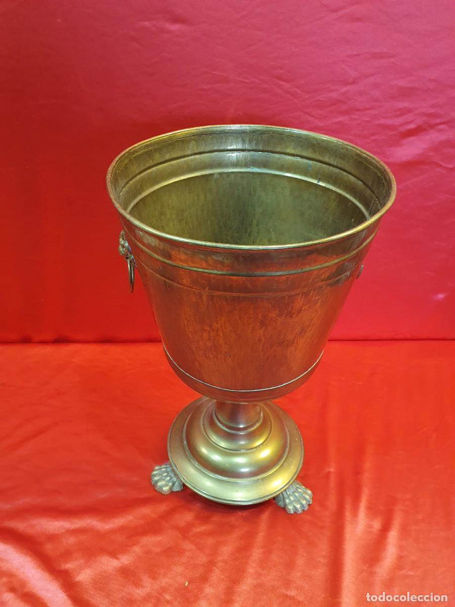 Antig&uuml;edades: GRAN CUBREMACETAS O MACETERO CON FORMA DE COPA LAT&Oacute;N/BRONCE - Foto 3