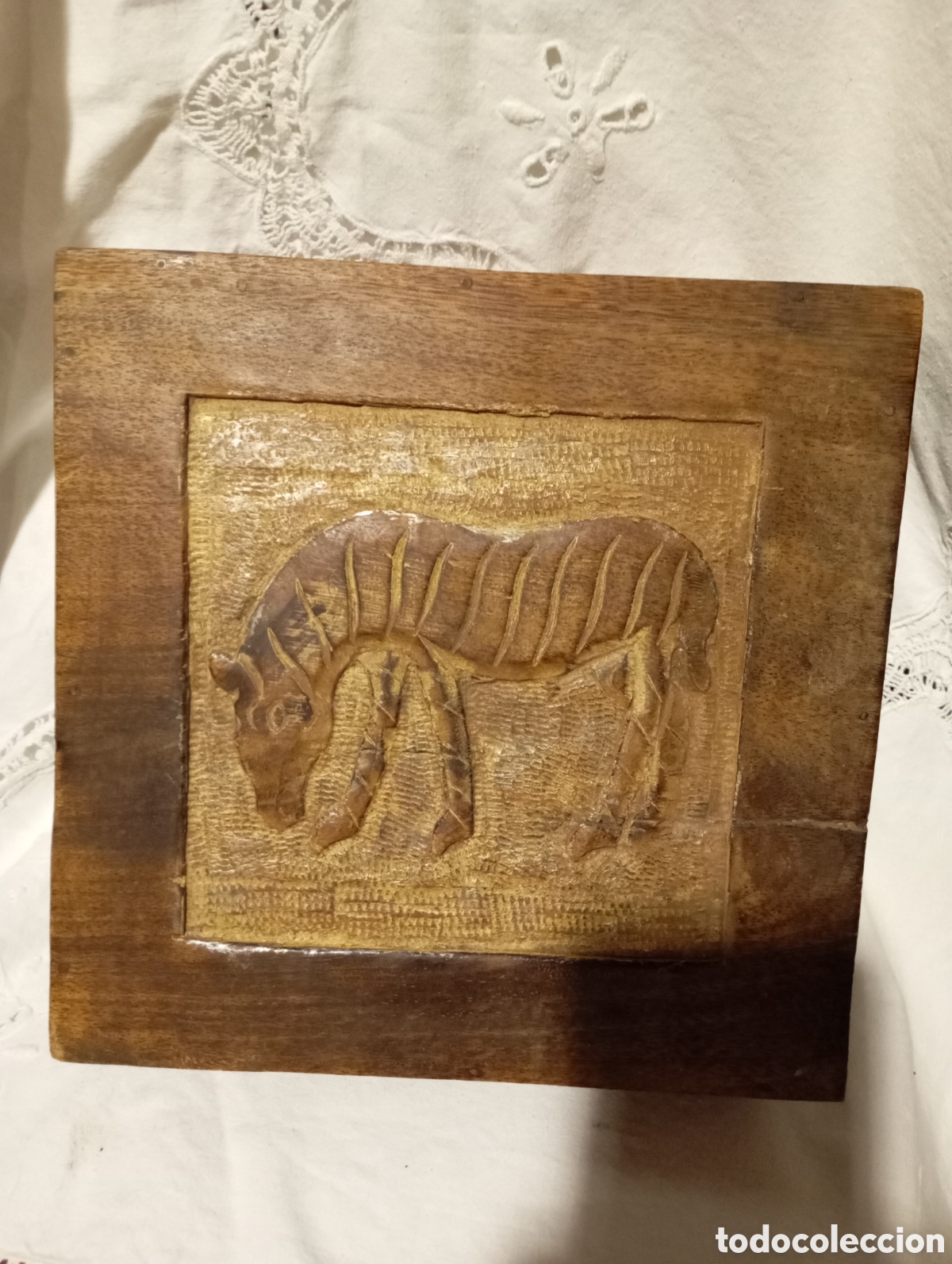 Antig&uuml;edades: Caja madera con caballo de dise&ntilde;o - Foto 1