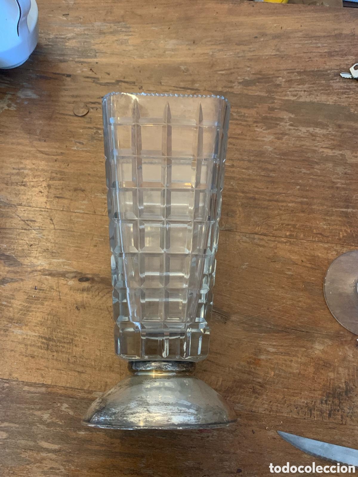 Antig&uuml;edades: Florero de cristal con base de plata punzonada - Foto 2