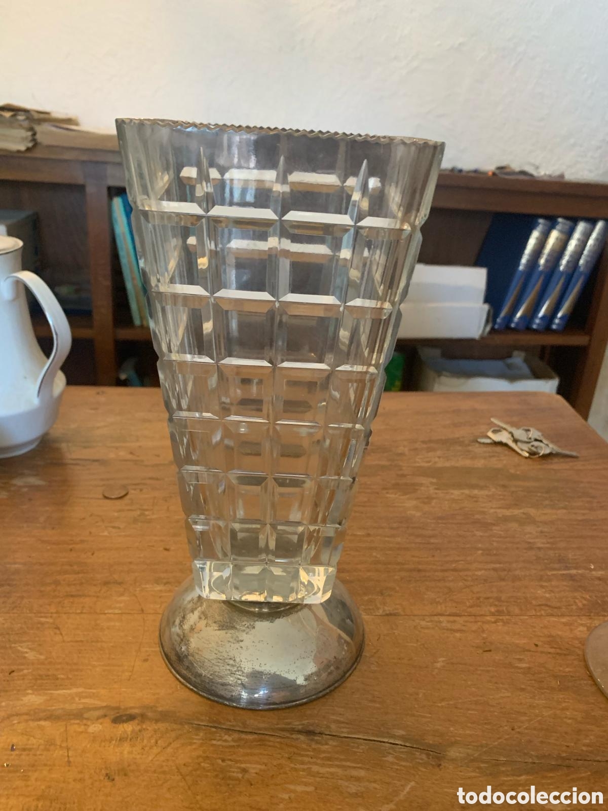 Antig&uuml;edades: Florero de cristal con base de plata punzonada - Foto 1