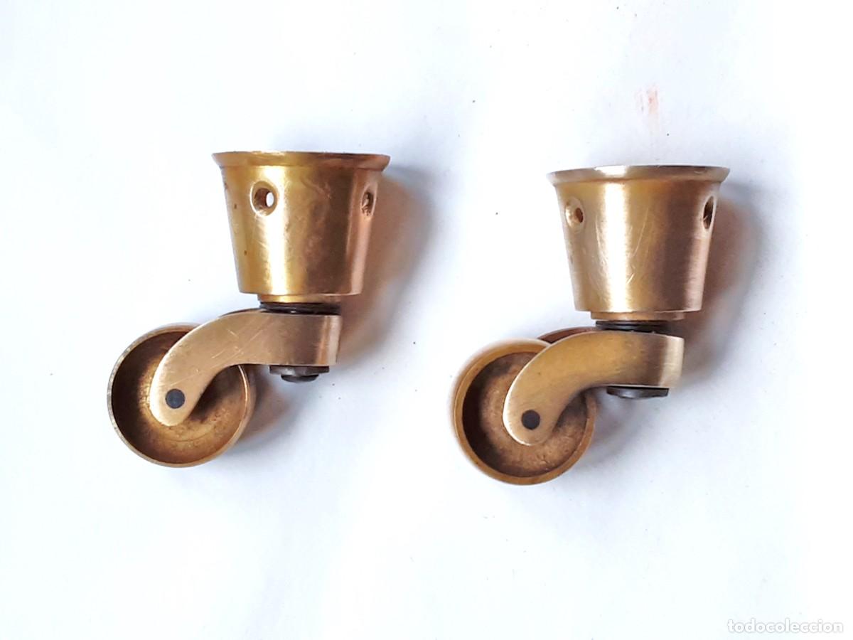 Antig&uuml;edades: RUEDAS DE SILL&Oacute;N LAT&Oacute;N BRONCE - Foto 1