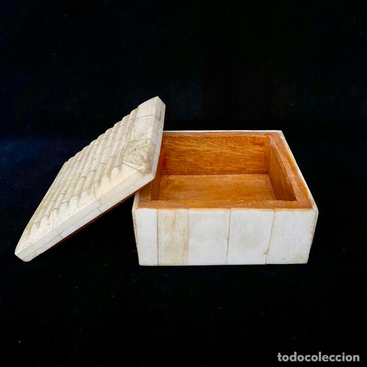Antig&uuml;edades: Caja de hueso y madera cuadrada - Foto 2