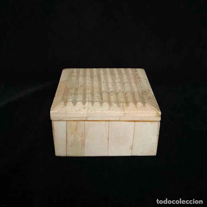 Antig&uuml;edades: Caja de hueso y madera cuadrada - Foto 1