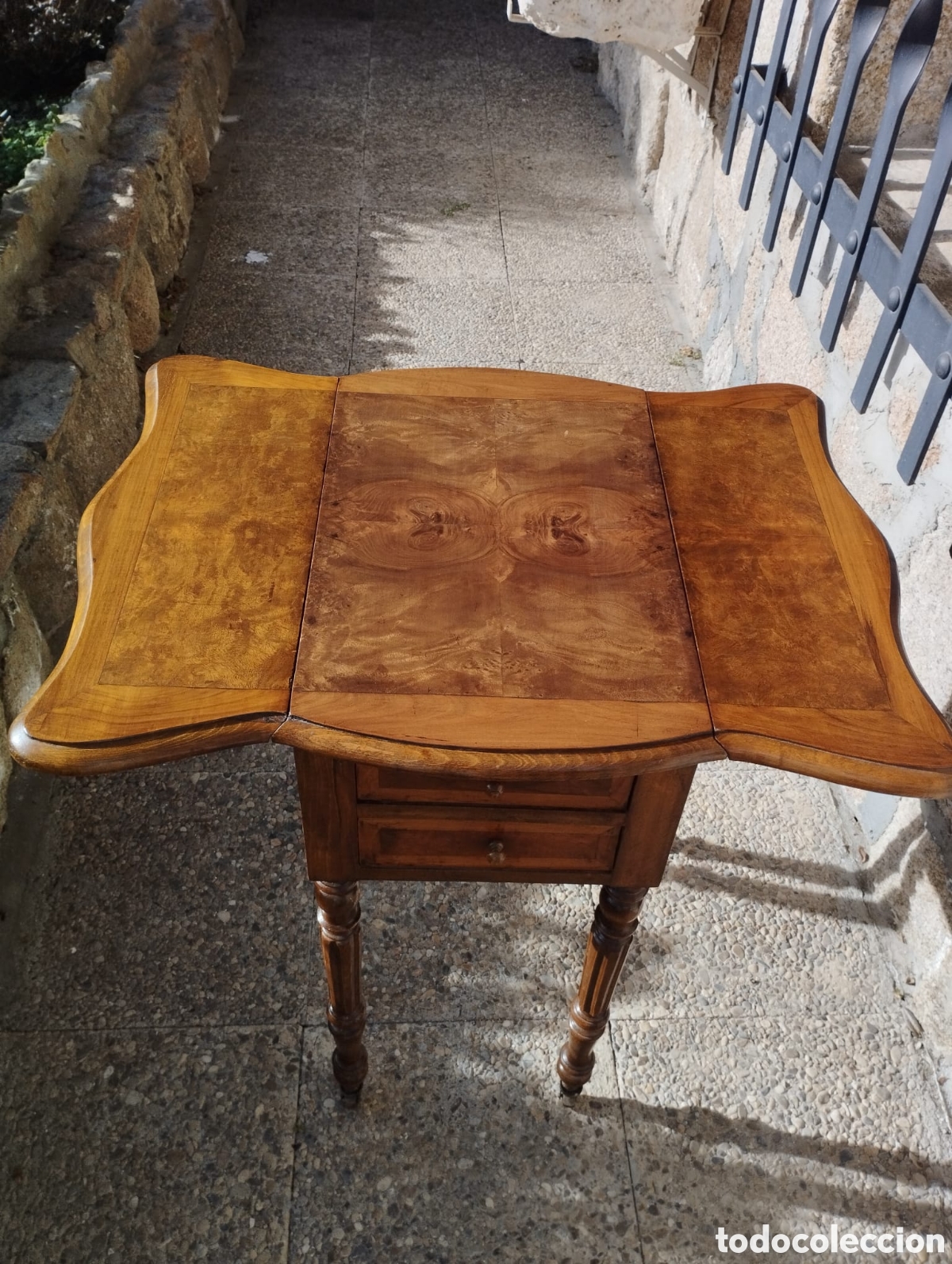 Antig&uuml;edades: Mesa auxiliar con alas - Foto 2