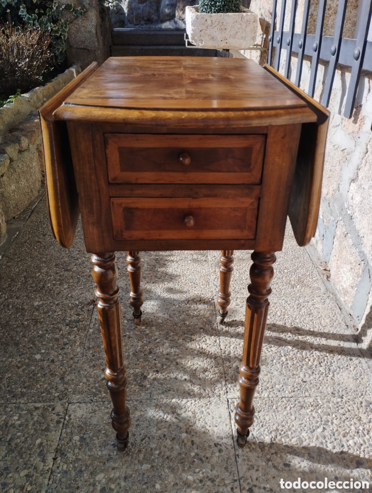 Antig&uuml;edades: Mesa auxiliar con alas - Foto 1