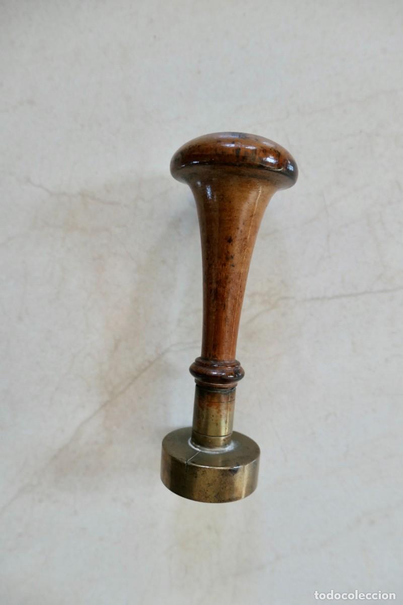 Antig&uuml;edades: ELEGANTE SELLO DE BRONCE Y MADERA -SELLO COL-LEGI DE MANYANS ARMERS Y AGULLERS-BARCELONA 10- 7,5 CM