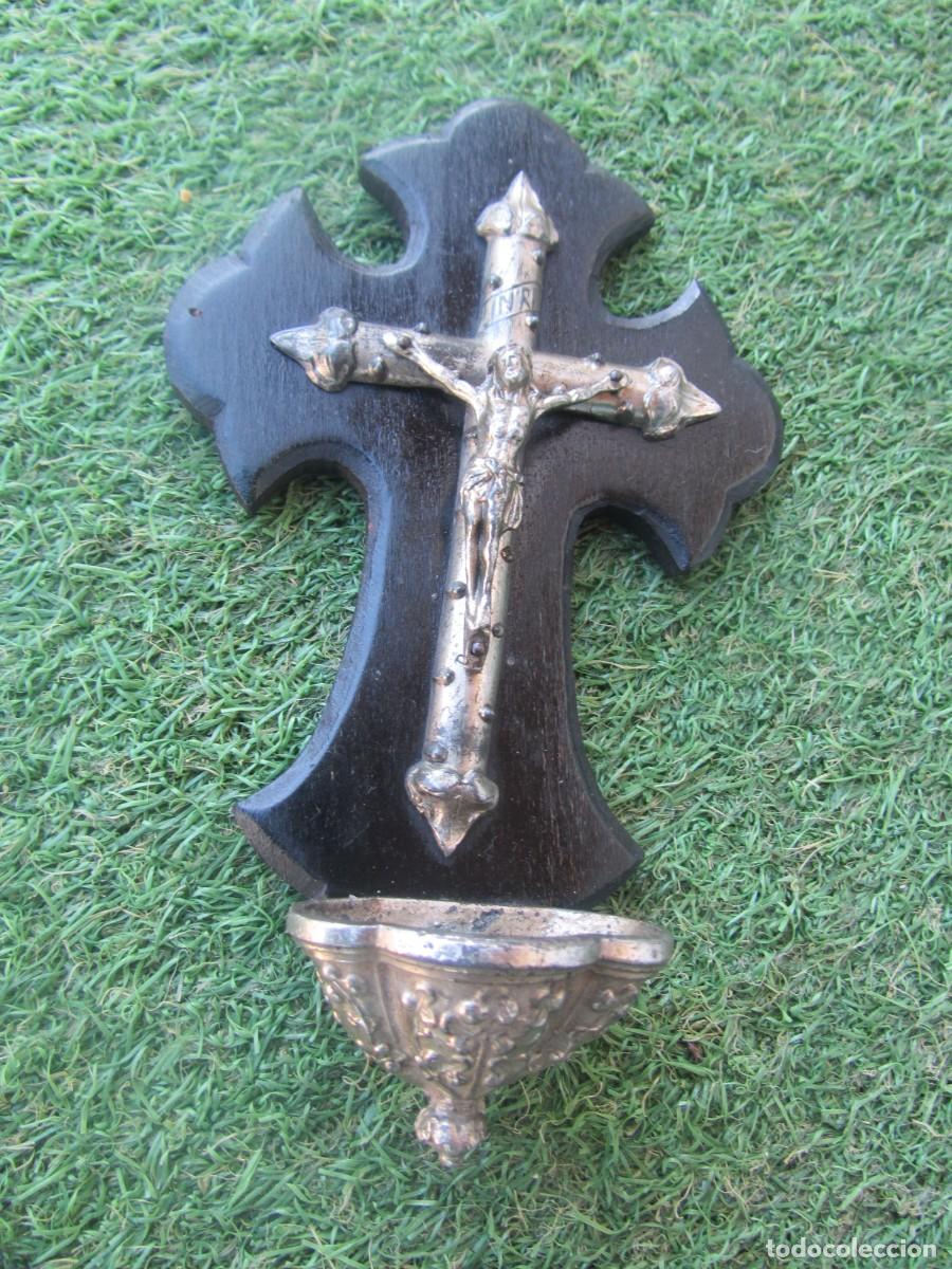 Antig&uuml;edades: Antigua benditera madera y metal 18cm - Foto 1