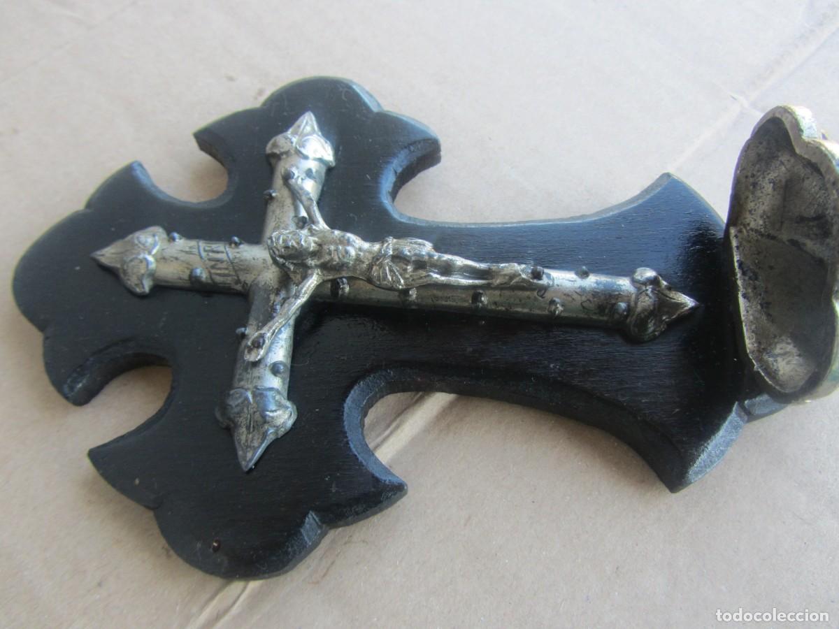 Antig&uuml;edades: Antigua benditera madera y metal 18cm - Foto 2