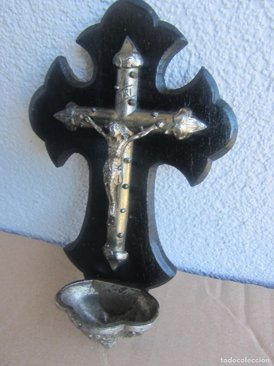 Antig&uuml;edades: Antigua benditera madera y metal 18cm - Foto 5