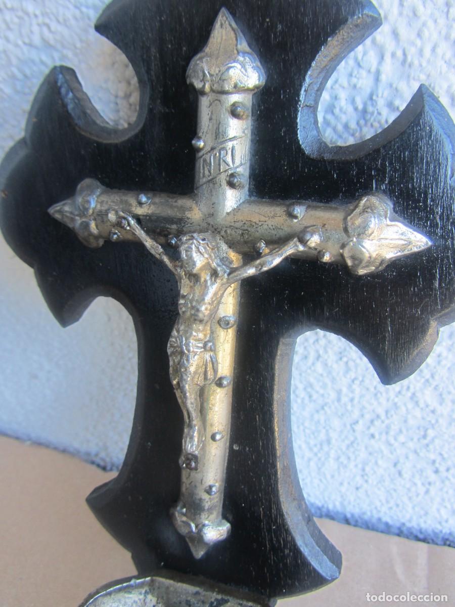 Antig&uuml;edades: Antigua benditera madera y metal 18cm - Foto 6