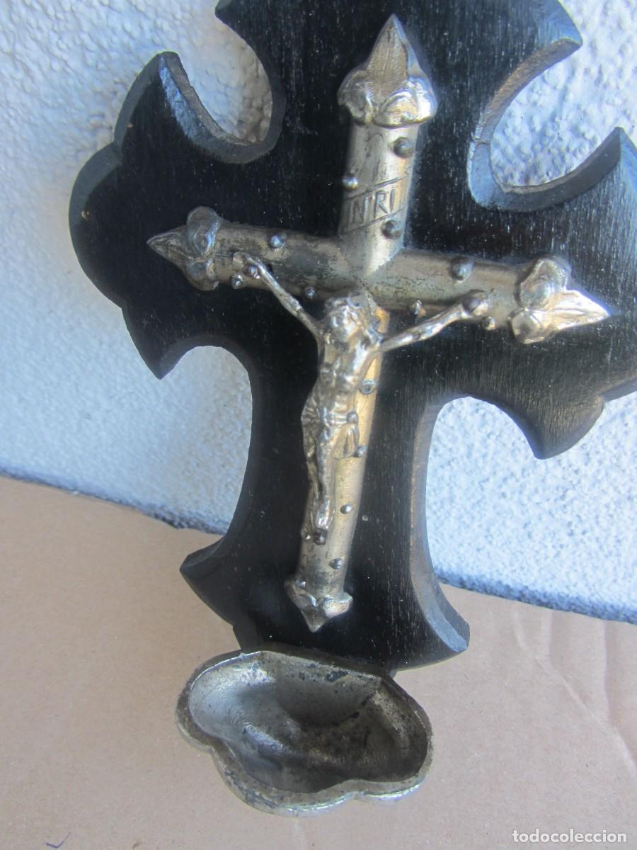 Antig&uuml;edades: Antigua benditera madera y metal 18cm - Foto 7