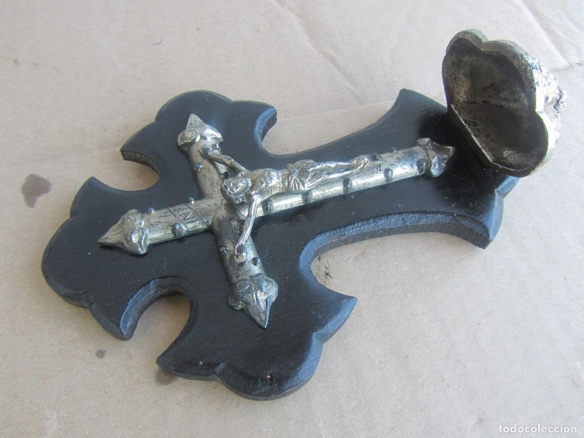 Antig&uuml;edades: Antigua benditera madera y metal 18cm - Foto 9
