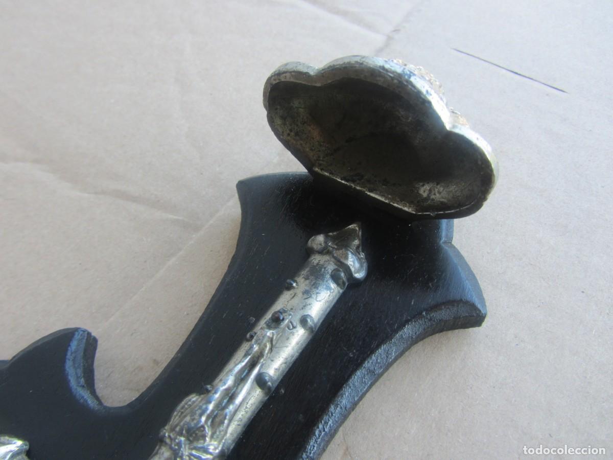 Antig&uuml;edades: Antigua benditera madera y metal 18cm - Foto 10