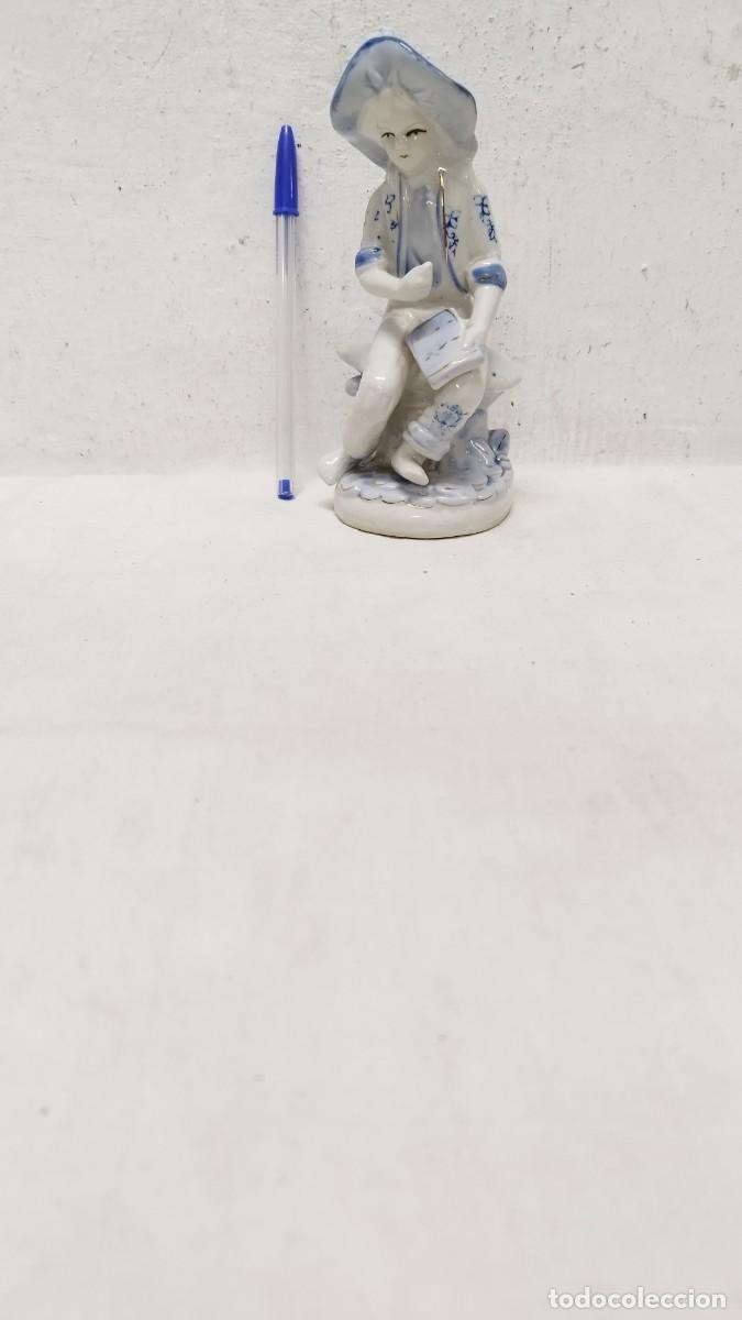 Antig&uuml;edades: Antigua figura escultura de porcelana,de una mujer con libro o hoja