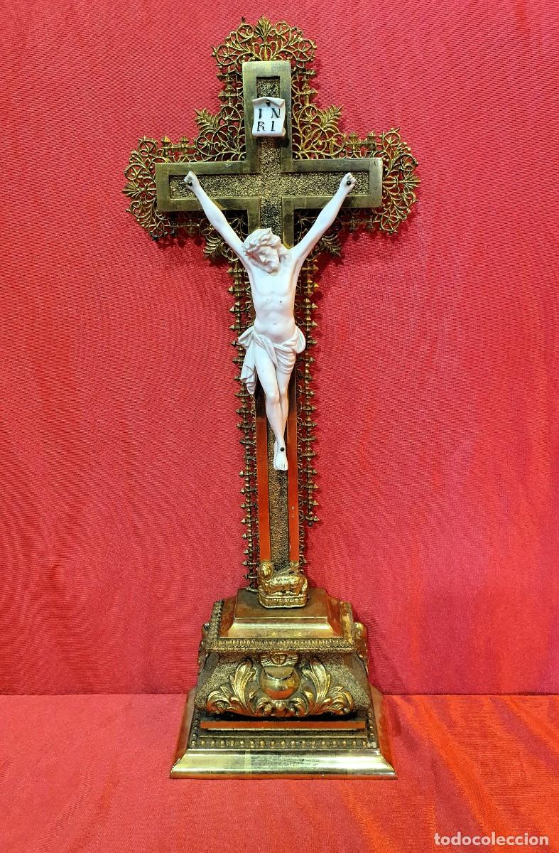 Antig&uuml;edades: Crucifijo de mesa en madera pan de oro y biscuit - Foto 1