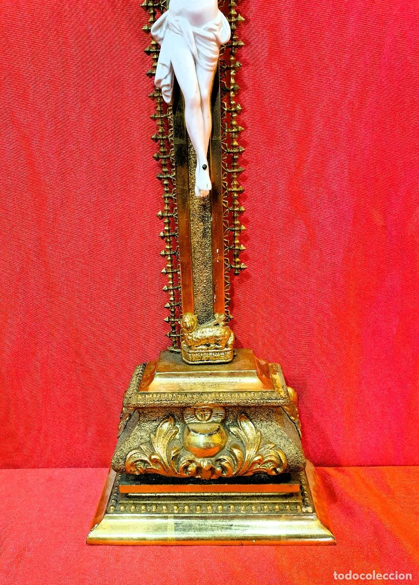 Antig&uuml;edades: Crucifijo de mesa en madera pan de oro y biscuit - Foto 3