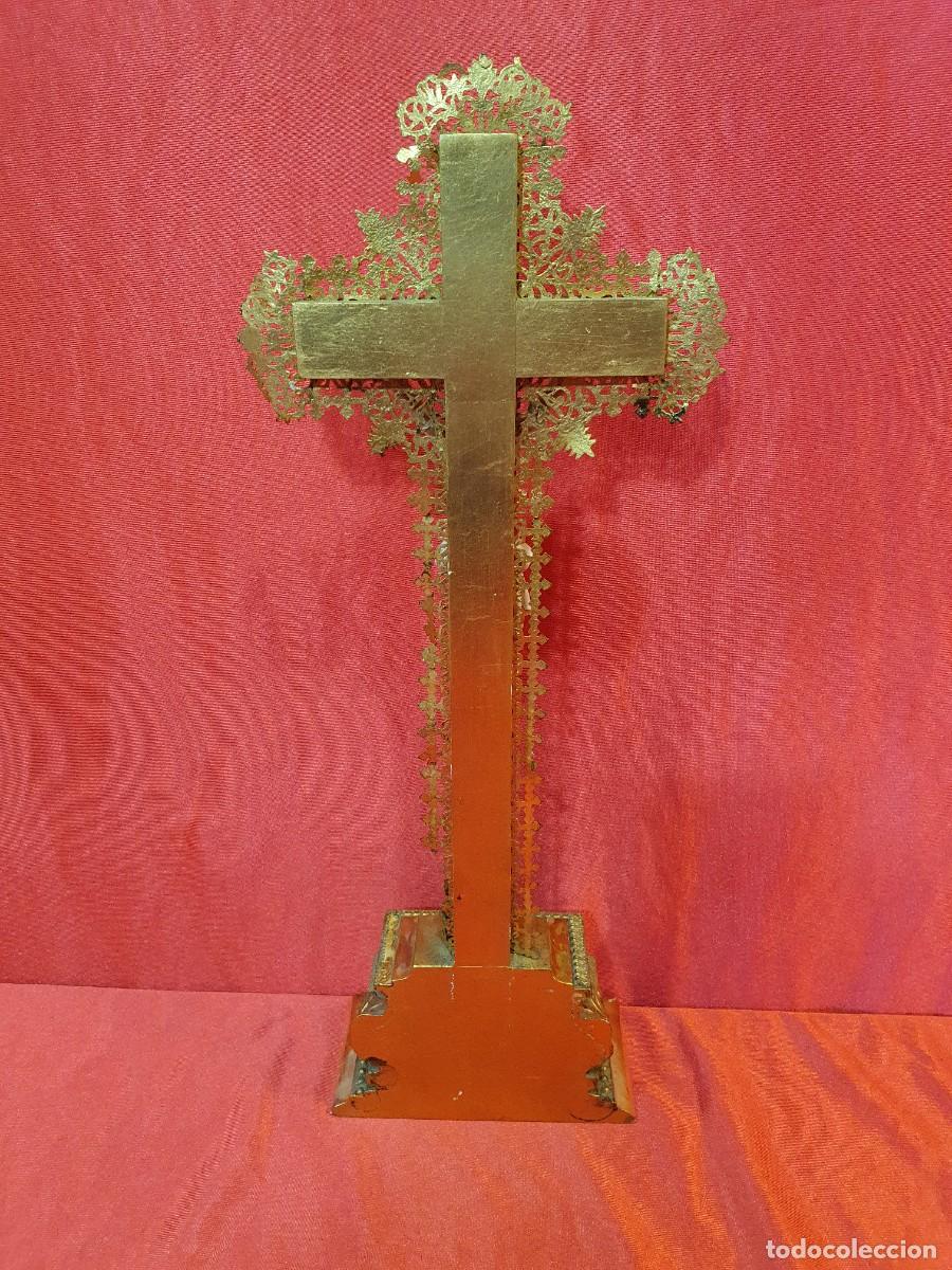 Antig&uuml;edades: Crucifijo de mesa en madera pan de oro y biscuit - Foto 4