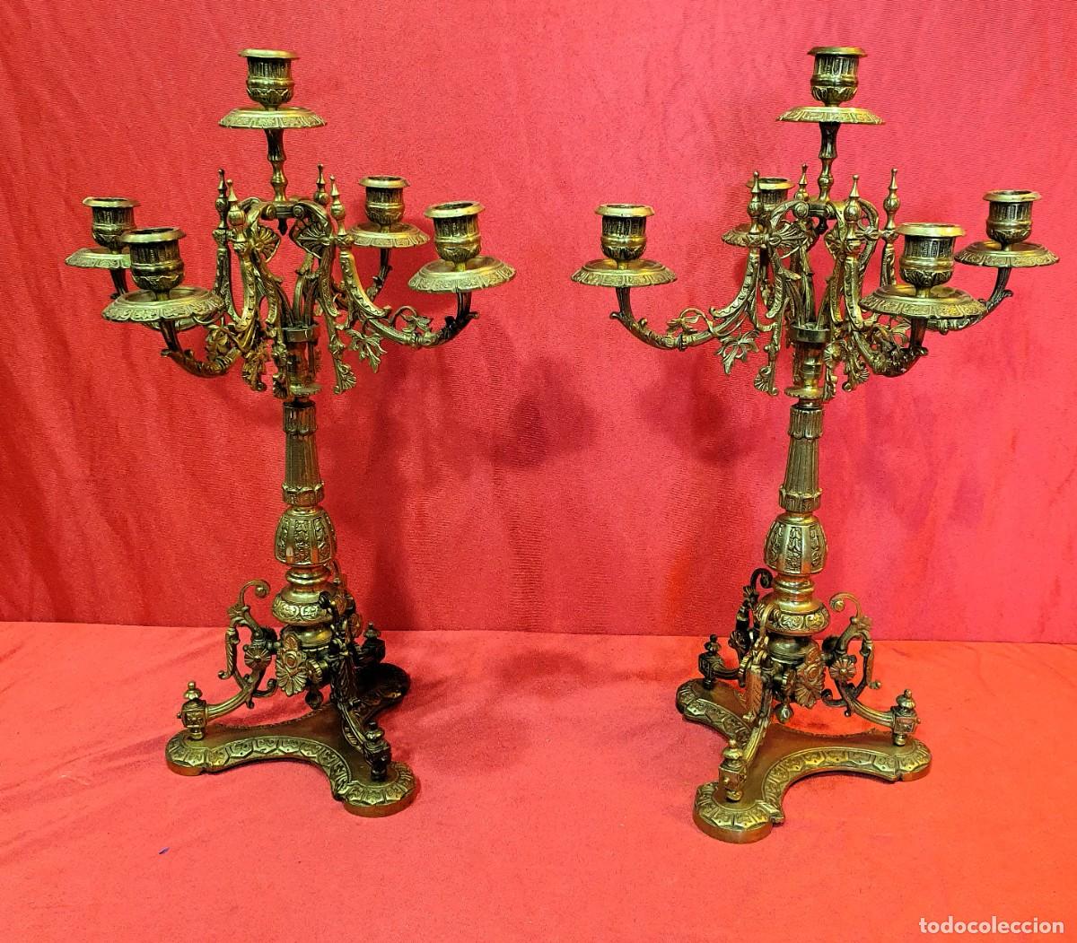 Antig&uuml;edades: Pareja de candelabros antiguos de bronce - Foto 1