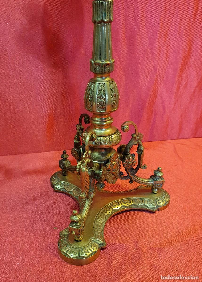 Antig&uuml;edades: Pareja de candelabros antiguos de bronce - Foto 2