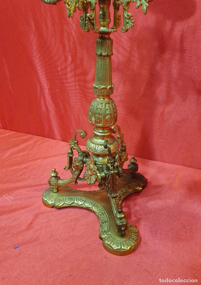 Antig&uuml;edades: Pareja de candelabros antiguos de bronce - Foto 3