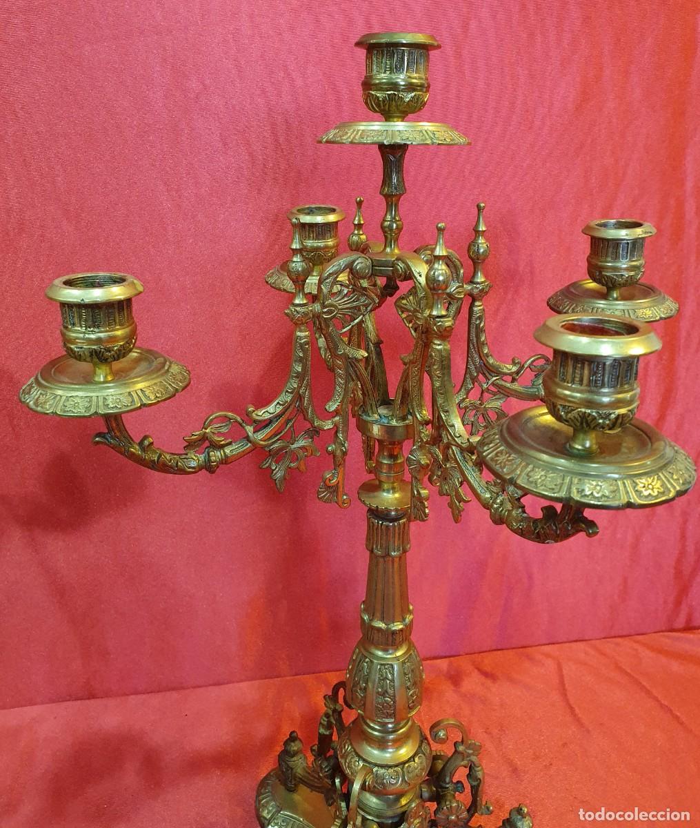 Antig&uuml;edades: Pareja de candelabros antiguos de bronce - Foto 4