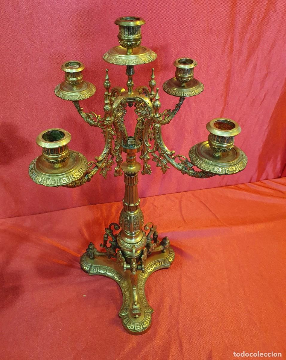 Antig&uuml;edades: Pareja de candelabros antiguos de bronce - Foto 5