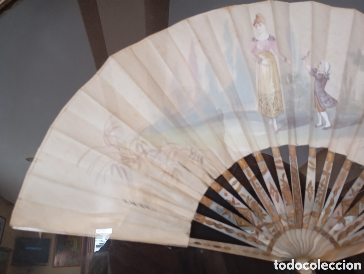 Antig&uuml;edades: Antiguo abanico en abaniquera de madera - Foto 1