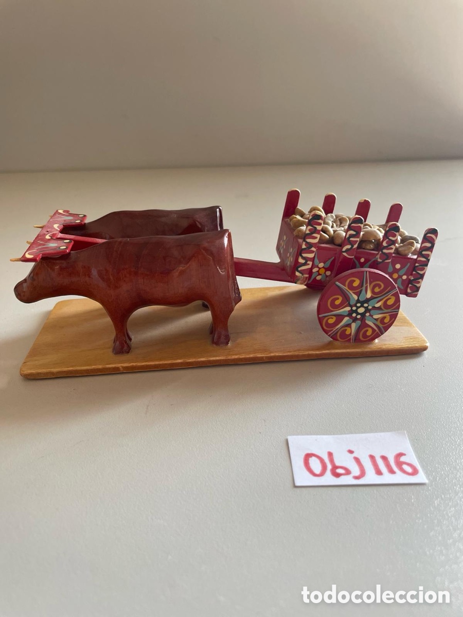 Antig&uuml;edades: Carro de madera y toro pintado a mano - Foto 1