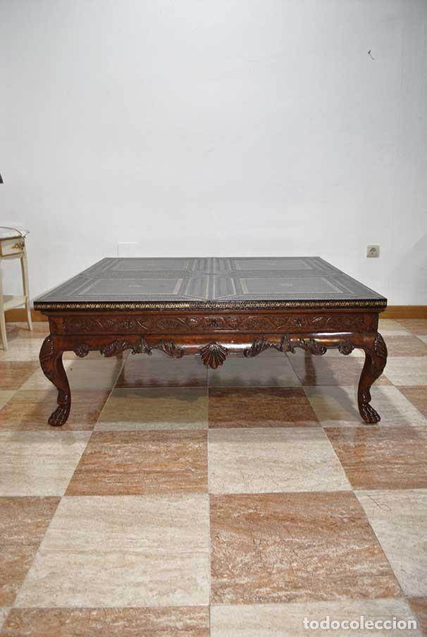 Antig&uuml;edades: MESA DE CENTRO TALLADA CON TABLERO DE CUERO - Foto 2