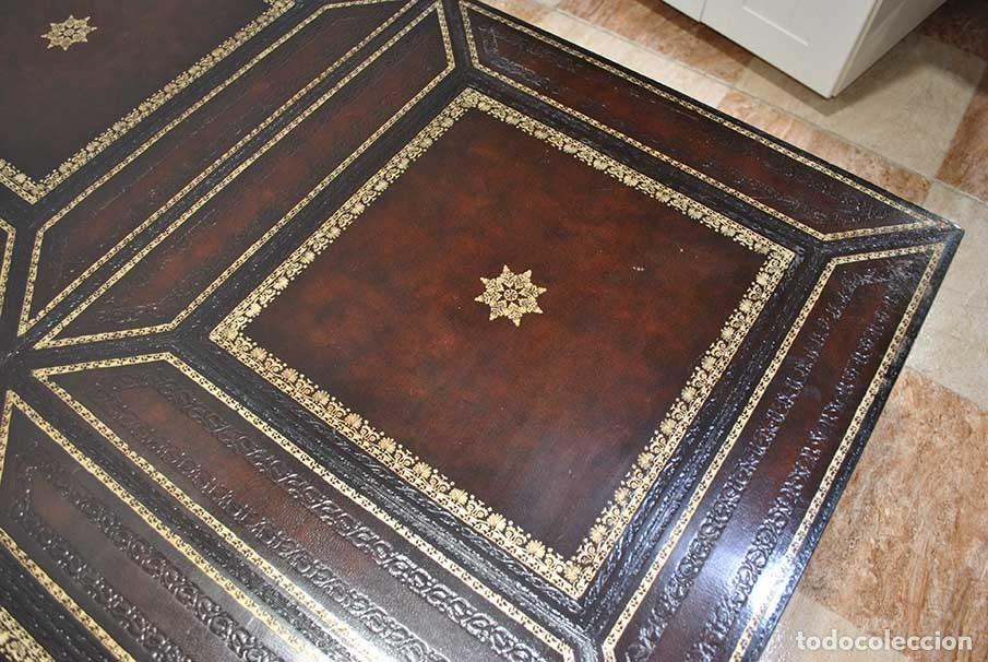 Antig&uuml;edades: MESA DE CENTRO TALLADA CON TABLERO DE CUERO - Foto 8