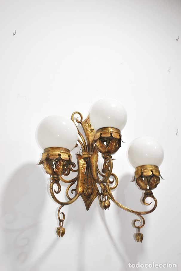 Antig&uuml;edades: APLIQUE DE FORJA DORADA GLOBOS BLANCOS - Foto 2