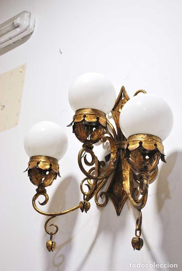 Antig&uuml;edades: APLIQUE DE FORJA DORADA GLOBOS BLANCOS - Foto 4