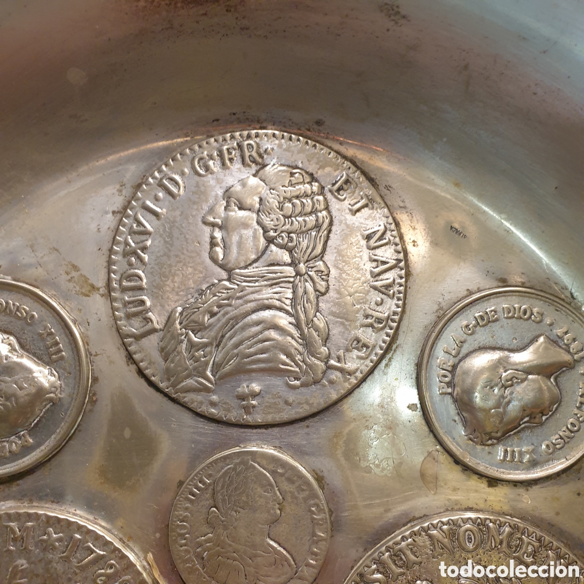 Antig&uuml;edades: Gran plato Alpaca con monedas - Foto 3