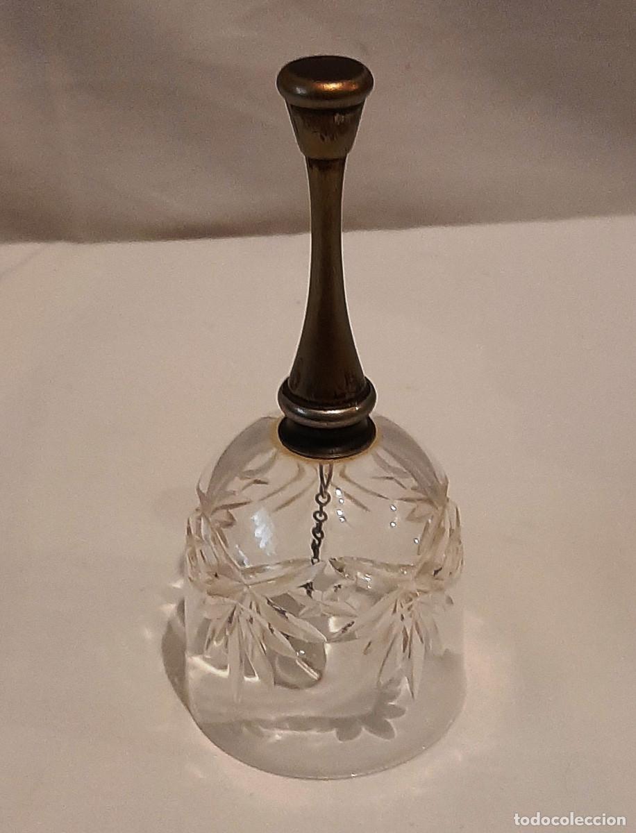 Antig&uuml;edades: Campana de cristal tallado con mango de bronce - Foto 1