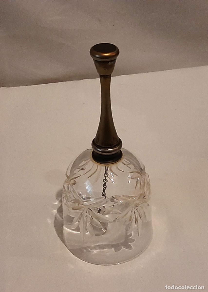 Antig&uuml;edades: Campana de cristal tallado con mango de bronce - Foto 2