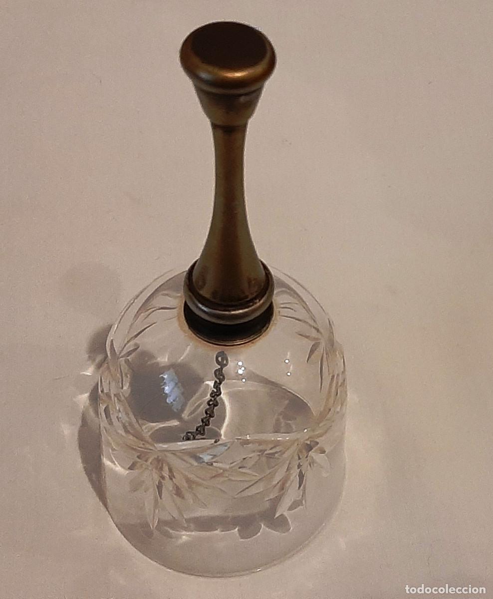 Antig&uuml;edades: Campana de cristal tallado con mango de bronce - Foto 3