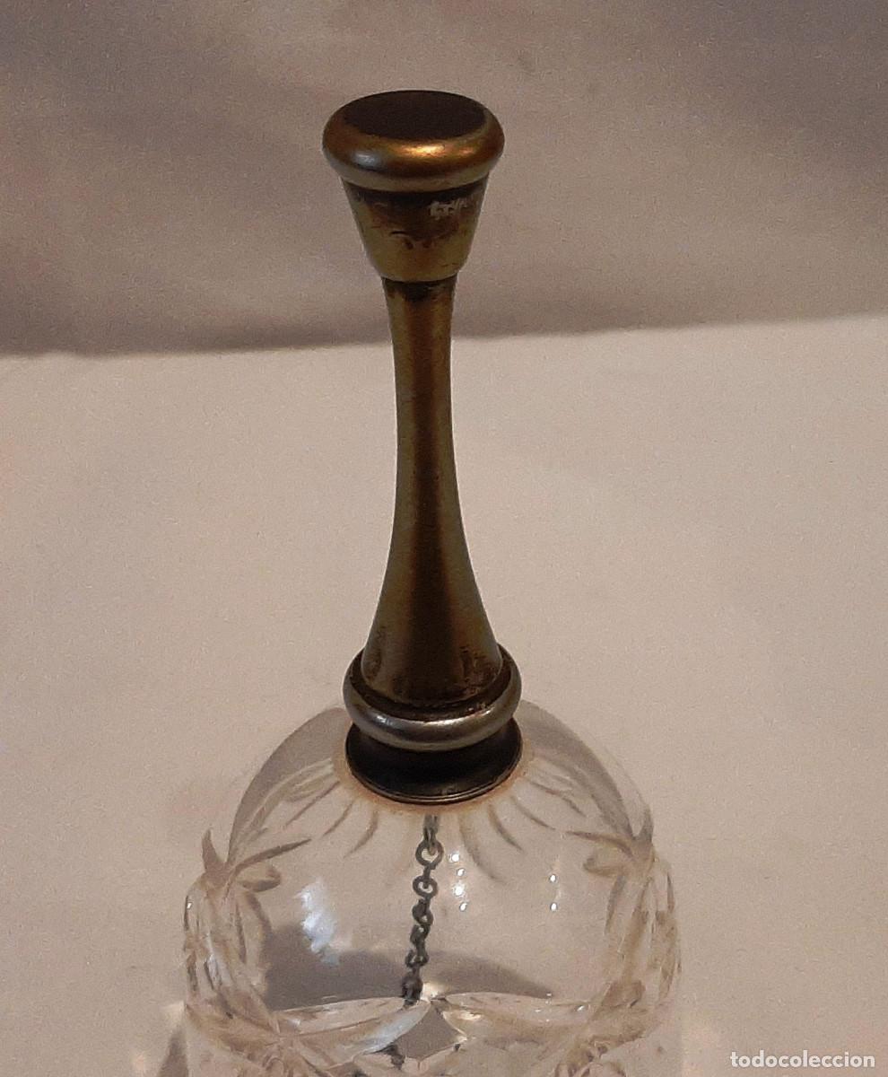 Antig&uuml;edades: Campana de cristal tallado con mango de bronce - Foto 4