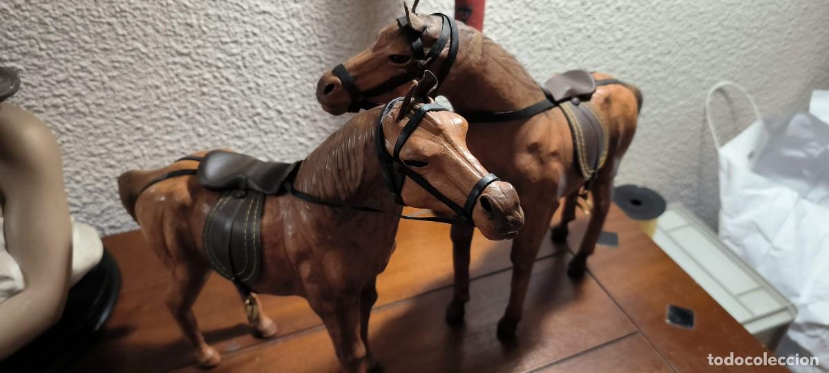 Antig&uuml;edades: Dos caballos de cuero repujado - Foto 1