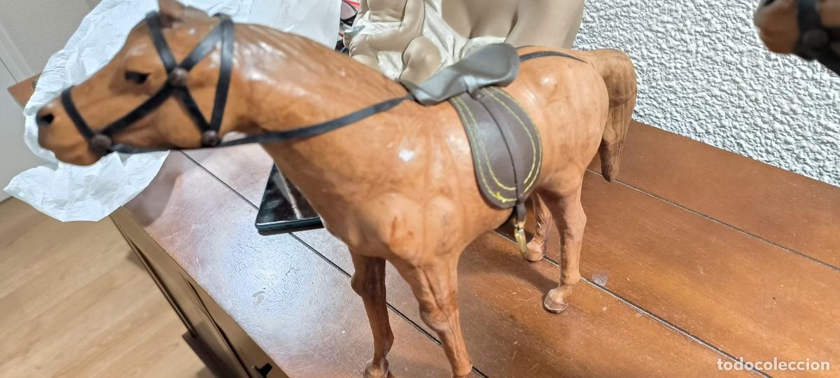 Antig&uuml;edades: Dos caballos de cuero repujado - Foto 2