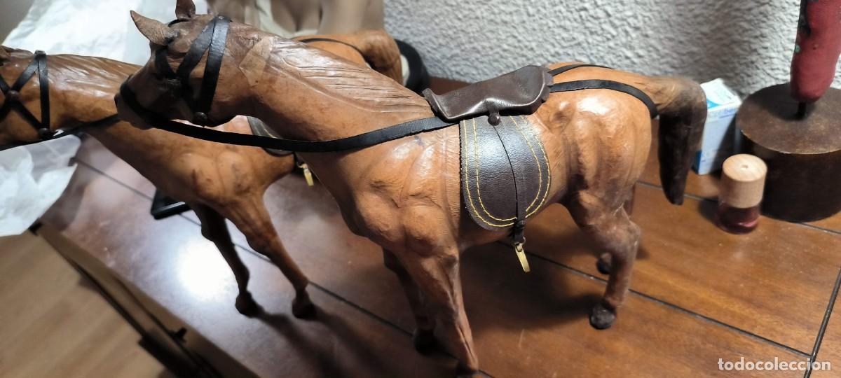 Antig&uuml;edades: Dos caballos de cuero repujado - Foto 3