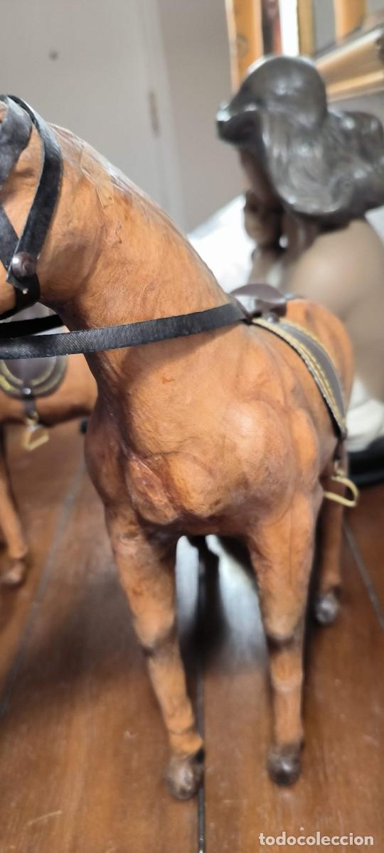 Antig&uuml;edades: Dos caballos de cuero repujado - Foto 4