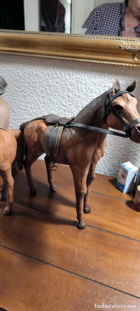 Antig&uuml;edades: Dos caballos de cuero repujado - Foto 5