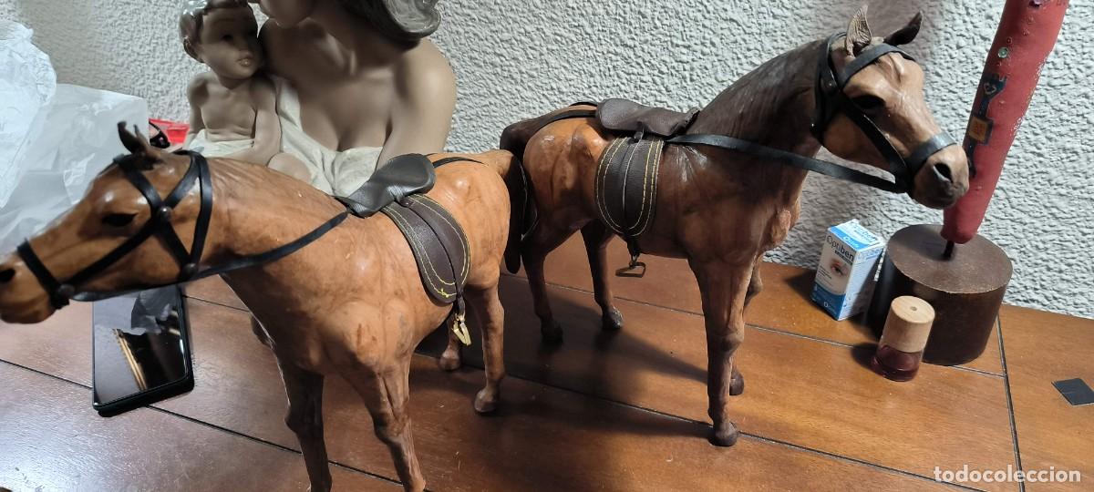 Antig&uuml;edades: Dos caballos de cuero repujado - Foto 6