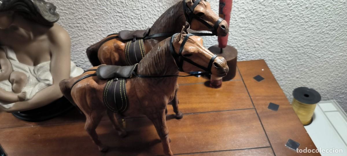 Antig&uuml;edades: Dos caballos de cuero repujado - Foto 7